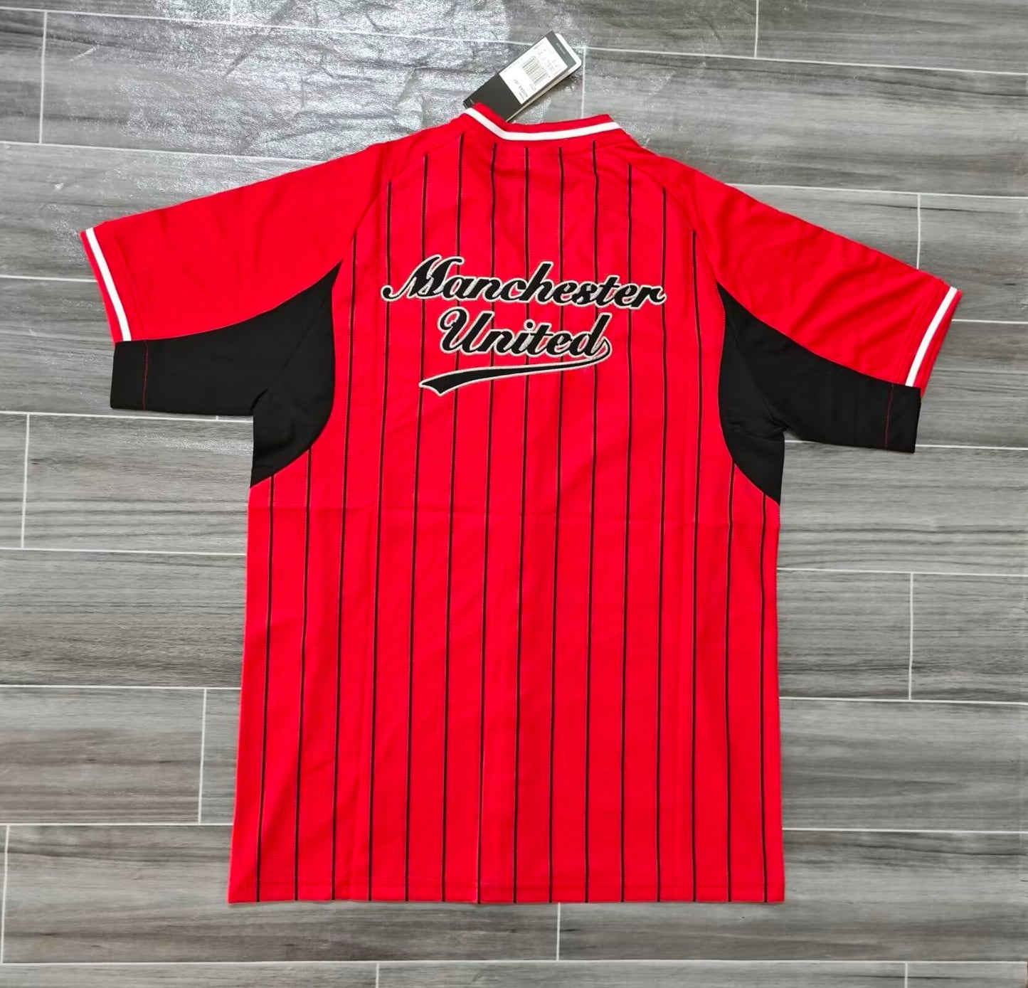 CAMISETA MANCHESTER UNITED BEISBOLERA 2025/2026