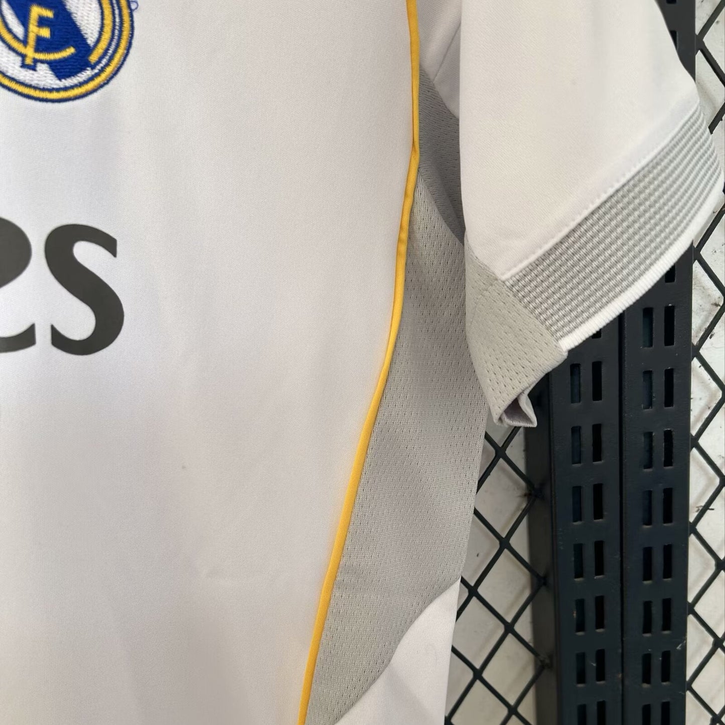 CAMISETA REAL MADRID LOCAL VERSIÓN HINCHA 2025/2026