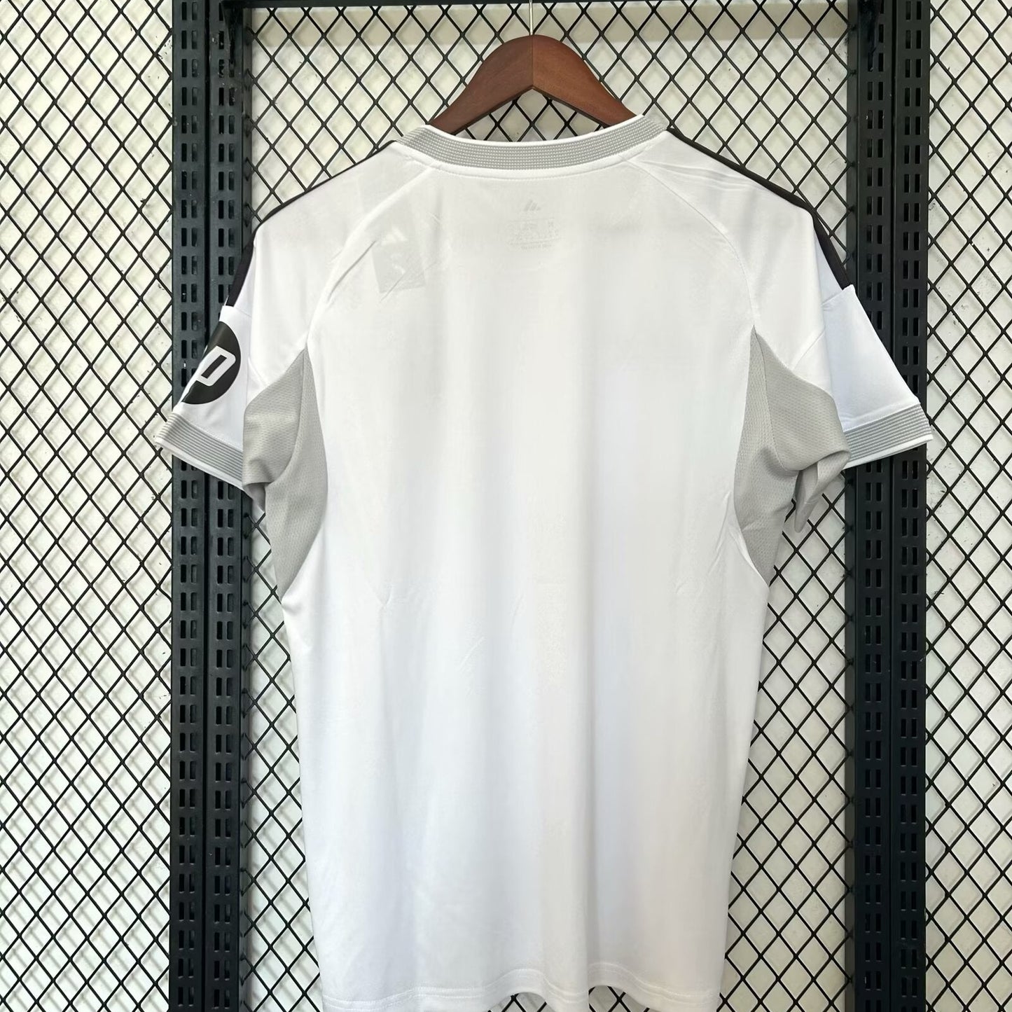 CAMISETA REAL MADRID LOCAL VERSIÓN HINCHA 2025/2026