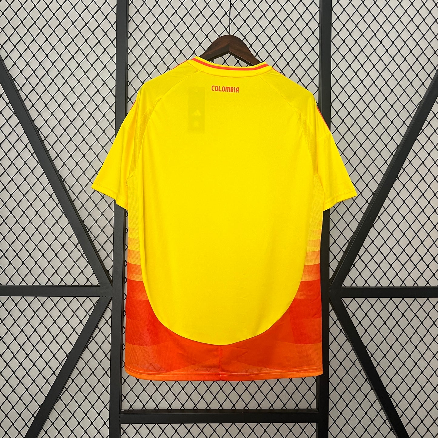 CAMISETA SELECCIÓN COLOMBIA LOCAL 2024 TIPO HINCHA