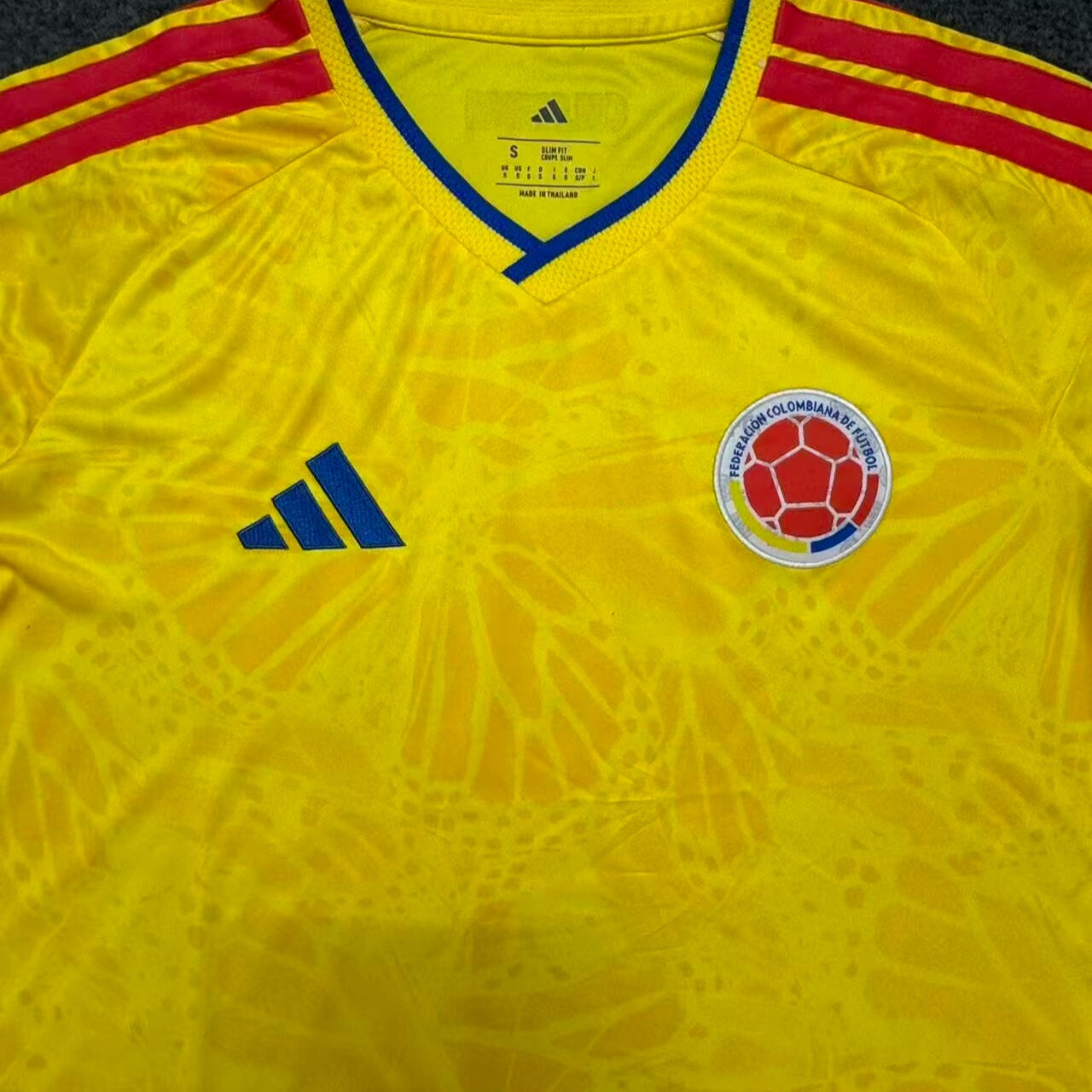 CAMISETA SELECCIÓN COLOMBIA LOCAL MUNDIAL 2026 TIPO HINCHA