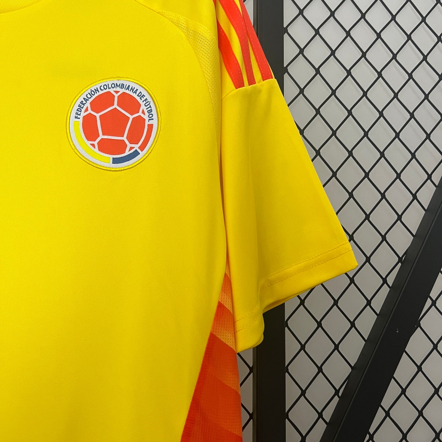 CAMISETA SELECCIÓN COLOMBIA LOCAL 2024 TIPO HINCHA
