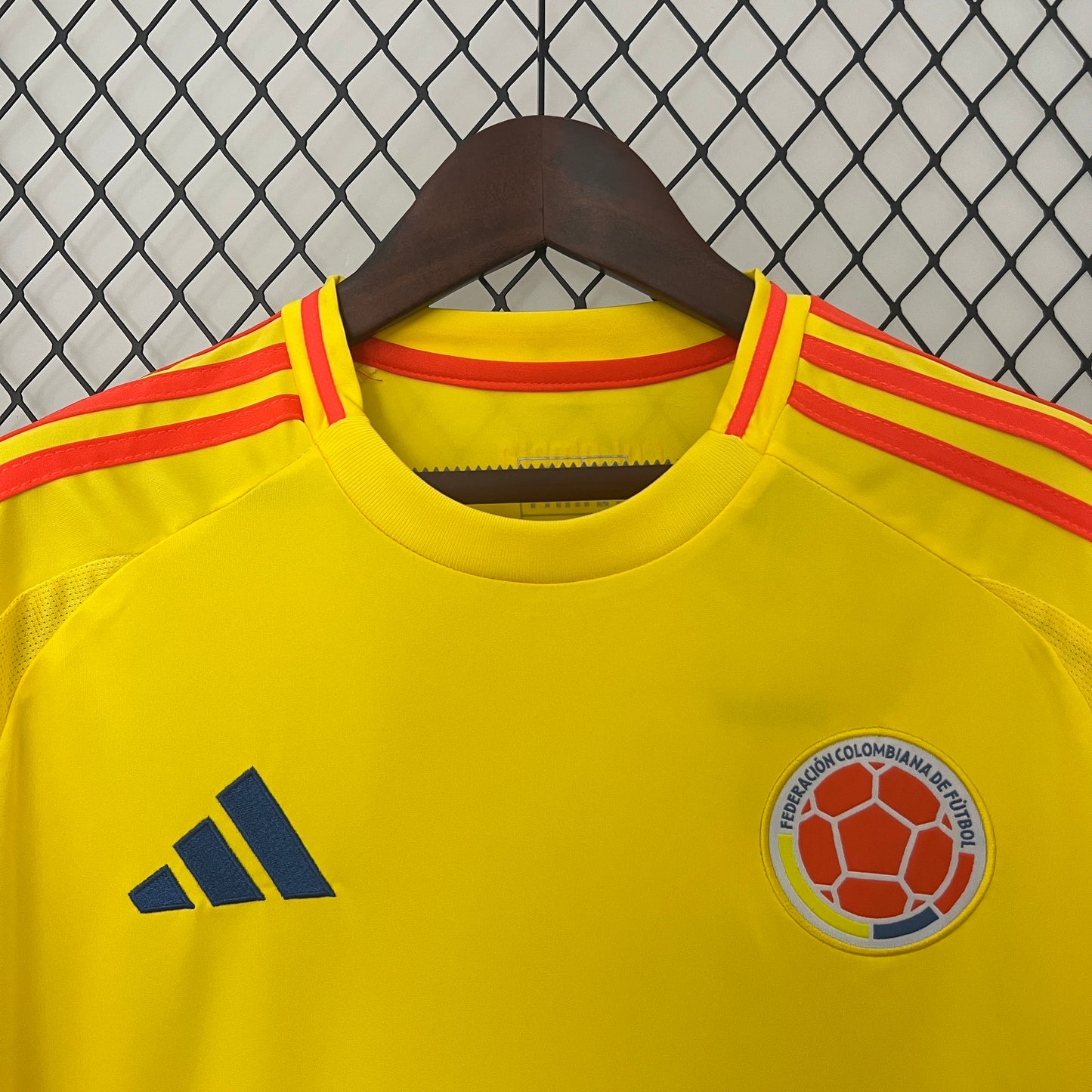 CAMISETA SELECCIÓN COLOMBIA LOCAL 2024 TIPO HINCHA